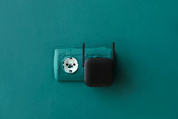 Black Wifi Repeater Electric Socket Green Wall — Stock Photo, Image