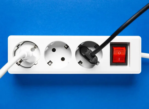 Elektromos Hosszabbító Kábel Kék Hátterű Dugóval — Stock Fotó