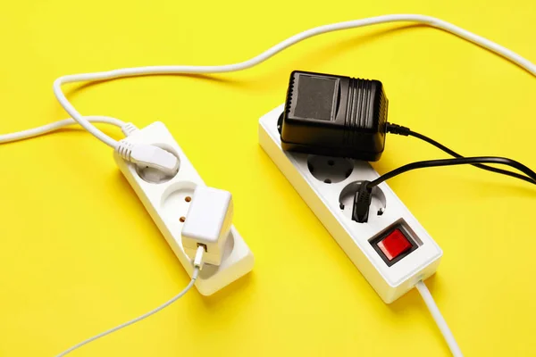 Elektromos Hosszabbító Kábelek Sárga Hátterű Csatlakozókkal — Stock Fotó