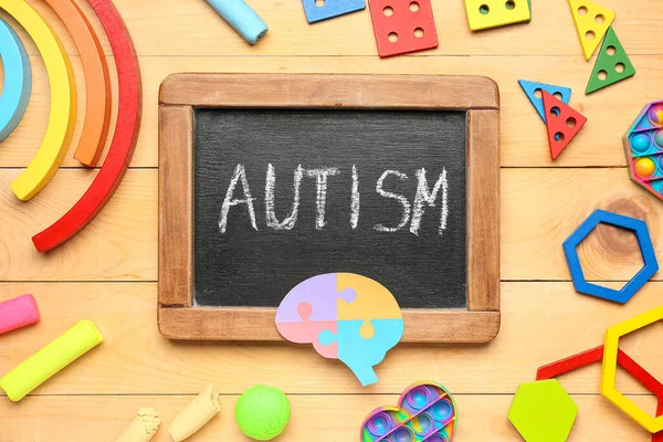 Liitutaulu Sana Autism Paperi Aivot Vauva Lohkojen Puinen Tausta — kuvapankkivalokuva