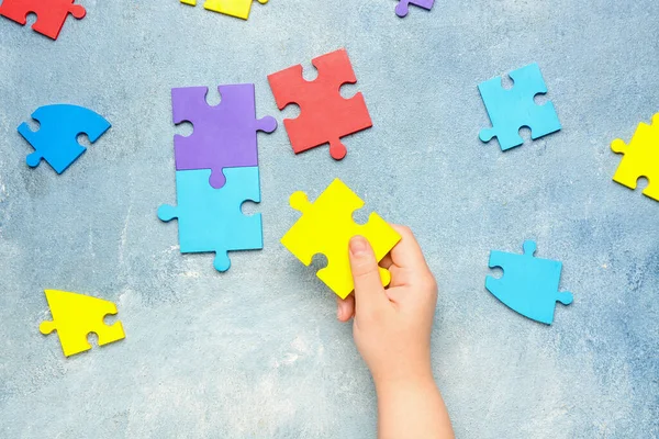Kind Mit Puzzleteilen Auf Grunge Hintergrund Welttag Des Autismus Bewusstseins — Stockfoto