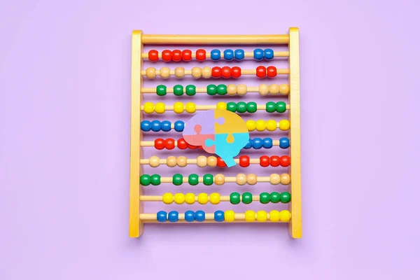 Abacus Met Papieren Hersenen Lila Achtergrond Wereld Autisme Bewustmakingsdag — Stockfoto
