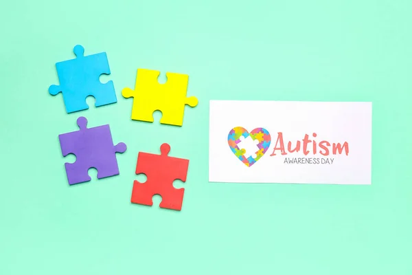 Papier Tekstem Autism Awareness Day Kawałki Układanki Zielonym Tle — Zdjęcie stockowe