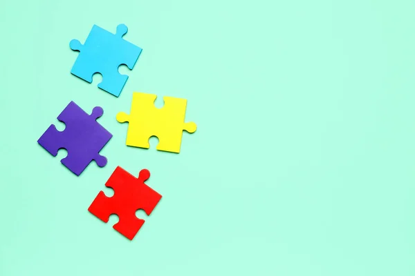 Puzzle Zielonym Tle Światowy Dzień Świadomości Autyzmu — Zdjęcie stockowe