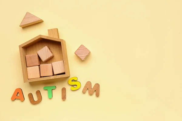 带米色背景婴儿玩具的单词Autism — 图库照片