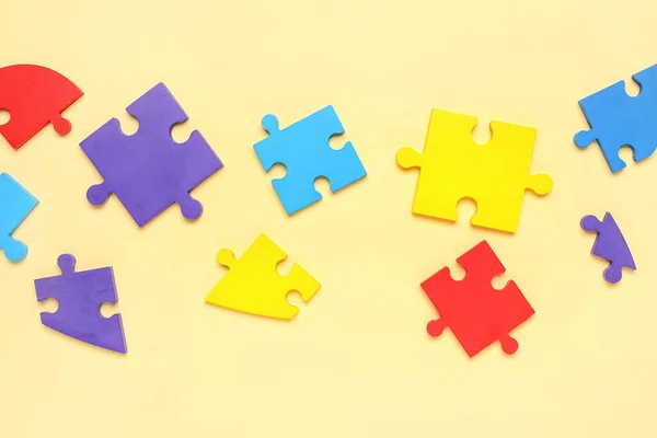 Puzzle Piezas Sobre Fondo Beige Día Mundial Del Autismo — Foto de Stock