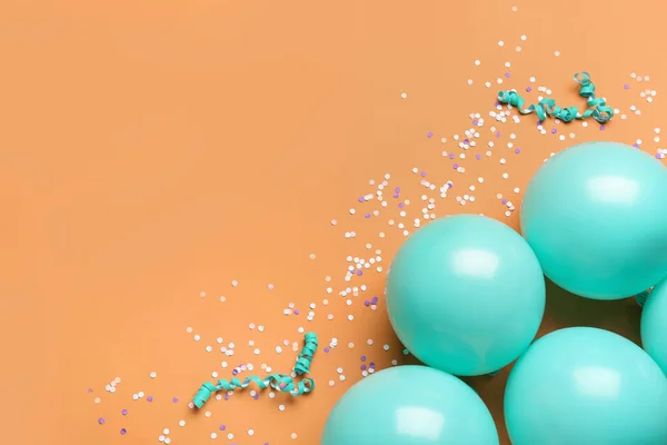 Balões Azuis Fitas Serpentina Sobre Fundo Laranja — Fotografia de Stock
