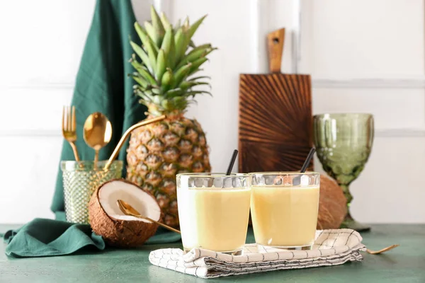 Bicchieri Gustoso Frullato Ananas Paglie Cocco Sul Tavolo Colore — Foto Stock