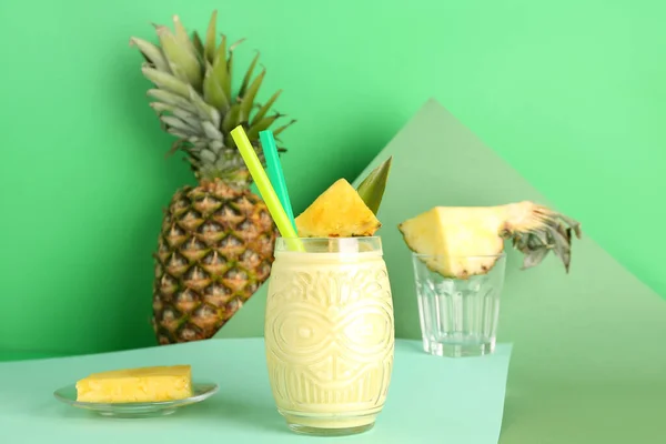 Glas Leckerer Ananas Smoothie Mit Strohhalmen Auf Farbigem Hintergrund — Stockfoto