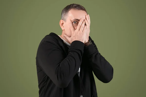 Scared Mature Man Green Background — Stock Photo, Image