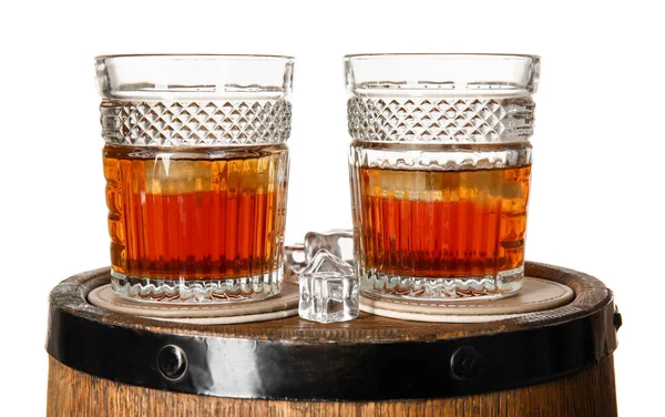 Glazen Koude Rum Houten Vat Tegen Witte Achtergrond — Stockfoto
