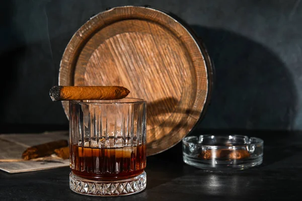 Glass Cold Rum Cigar Dark Background — Stock Photo, Image