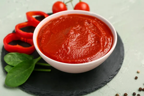 配上美味的番茄酱 胡椒和菠菜的碗 配上青葱的背景 — 图库照片