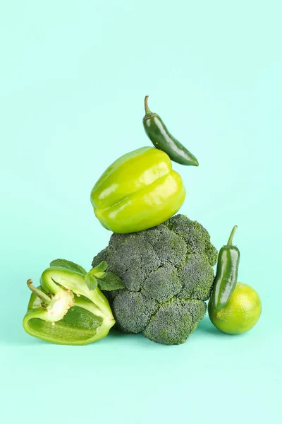 Sammensetning Med Ulike Friske Grønne Grønnsaker Fargebakgrunn – stockfoto