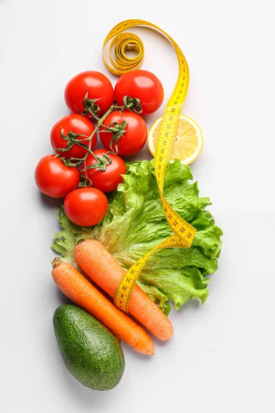 Gemüse Zitrone Und Gelbes Maßband Auf Grauem Hintergrund Ernährungskonzept — Stockfoto