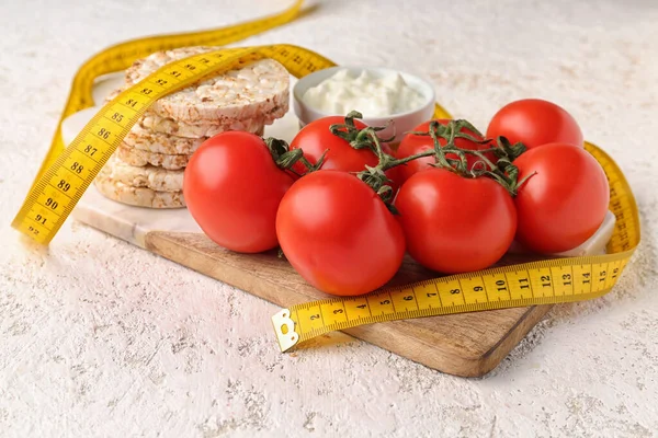 Brett Mit Tomaten Reiskuchen Und Gelbem Maßband Auf Hellem Grunge — Stockfoto