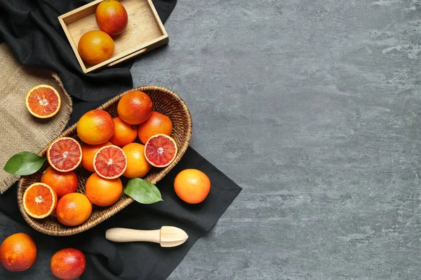 Wicker Basket Tasty Blood Oranges Dark Background — Stock Photo, Image