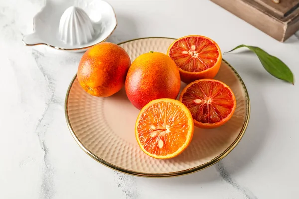 Plate Tasty Blood Oranges Light Background — Stock Photo, Image