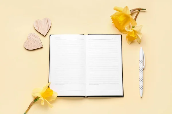 带有空白笔记本和黄色背景花朵的构图 — 图库照片