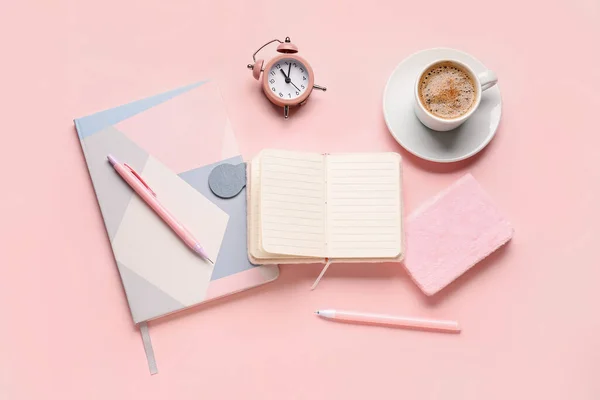 Kompozice Prázdným Notebookem Šálkem Kávy Hodinami Růžovém Pozadí — Stock fotografie
