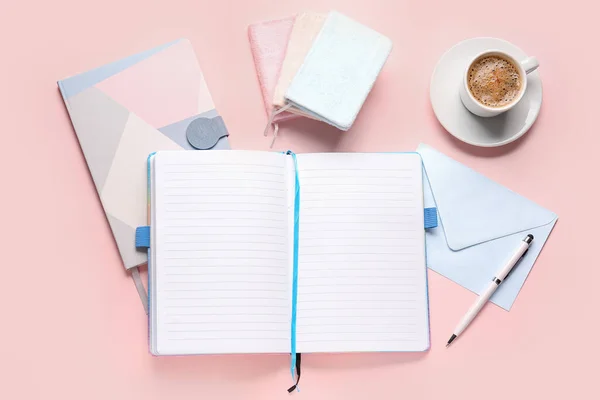 Samenstelling Met Blanco Notitieboekje Koffiebeker Briefpapier Roze Achtergrond — Stockfoto