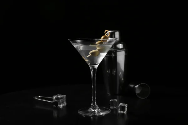 Glas Välsmakande Martini Isbitar Och Oliver Svart Bakgrund — Stockfoto