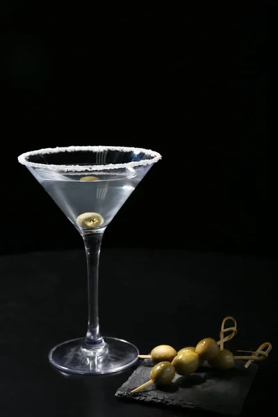 Vaso Sabroso Martini Con Aceitunas Sobre Fondo Negro — Foto de Stock