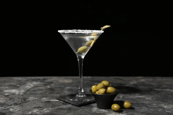 Egy Pohár Finom Martini Olívabogyóval Sötét Alapon — Stock Fotó