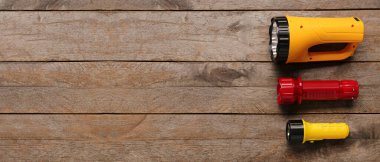 Ahşap zemin üzerinde modern el fenerleri metin için alan ile