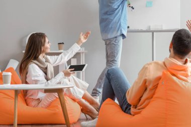 Ofiste iş planı üzerinde çalışan bir grup insan.