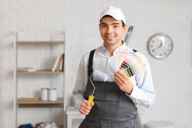 Renk paletleri ve silindirli erkek ressam