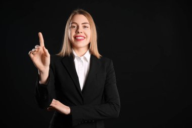 Siyah arkaplanda sanal ekran kullanan kadın iş danışmanı