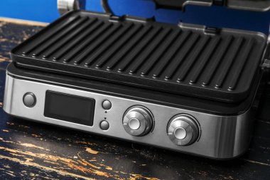 Tahta masadaki modern elektrikli ızgaranın kontrol paneli