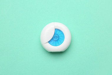 Turkuaz arka planda diş ipi olan bir vaka