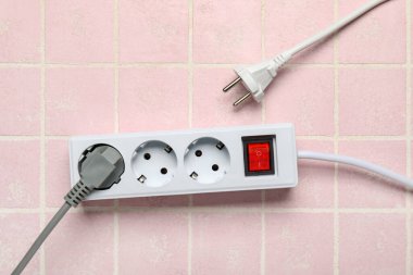 Pembe kaplamalı elektrik uzatma kablosu