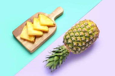 Tahta tahta tahta, arka planda taze kesilmiş ananas.