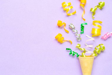 Leylak arkaplanlı dondurma külahlı kompozisyon