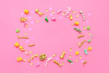 Pembe arka planda konfetiden yapılmış çerçeve