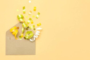 Zarflı kompozisyon ve sarı arka planda konfeti