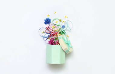 Beyaz arkaplanda konfeti bulunan mevcut kutu