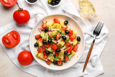 Sebzeli ve hafif arkaplanlı bir kase lezzetli patates salatası.