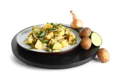 Beyaz arka planda sebzeli patates salatası.