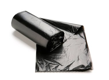 Beyaz arkaplanda izole edilmiş siyah çöp torbaları