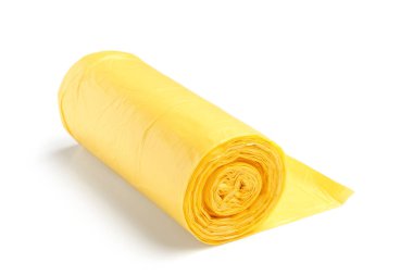 Beyaz arkaplanda izole edilmiş sarı çöp torbaları