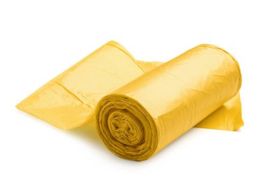 Beyaz arkaplanda izole edilmiş sarı çöp torbaları