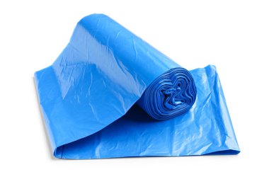 Beyaz arkaplanda mavi çöp torbaları var.