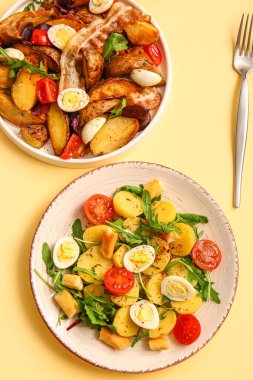 Bej arka planda farklı patates salatası tabakları, üst manzara.