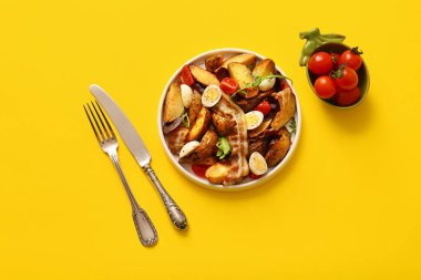 Yumurtalı, domatesli ve domuz pastırmalı lezzetli patates salatası.