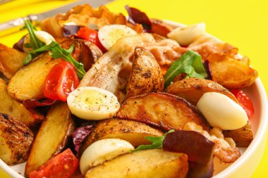 Yumurtalı, domatesli ve pastırmalı lezzetli patates salatası, yakın plan.