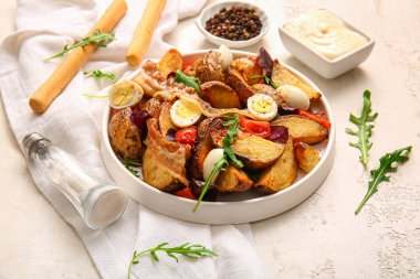 Yumurtalı, domatesli ve pastırmalı patates salatası.